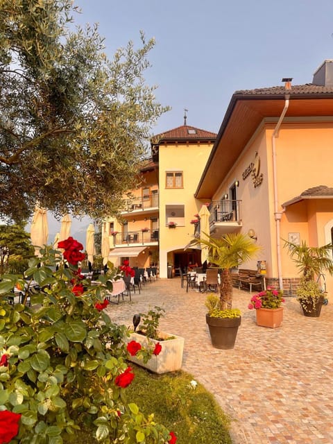 Property building, Restaurant/places to eat, Spring, Day, Garden, Garden, Balcony/Terrace, Garden view