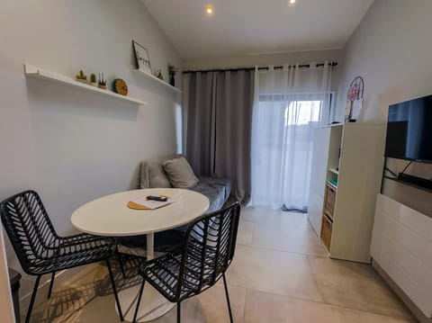 TV and multimedia, Living room, Seating area, Dining area