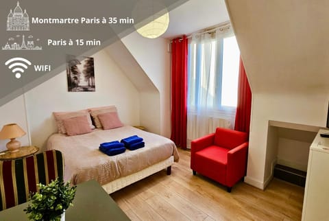 Bed, Living room, Photo of the whole room, Seating area, Bedroom