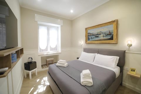 Bed, TV and multimedia, Photo of the whole room, Bedroom, towels
