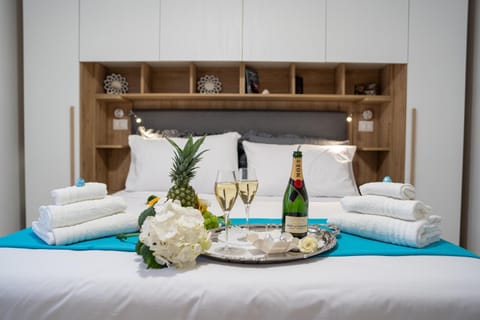Bed, Photo of the whole room, Bedroom, Drinks