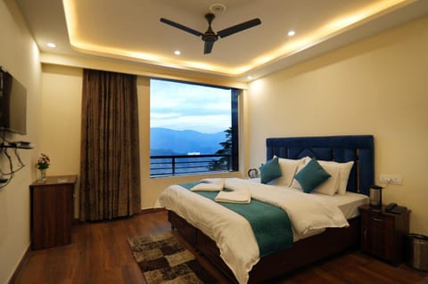 Bed, Natural landscape, TV and multimedia, Bedroom, Mountain view