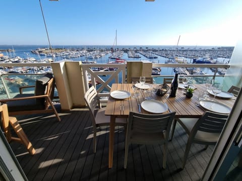 Natural landscape, View (from property/room), Balcony/Terrace, Dining area, Sea view