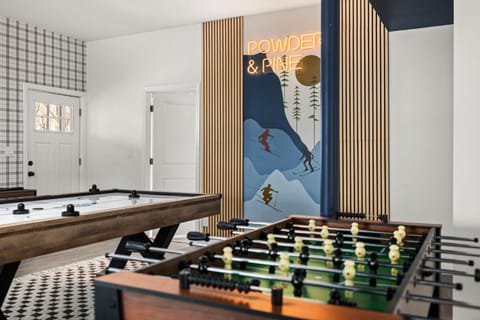 Pocono Bliss 5br Hot Tub Sauna Game Room House in Stroud Township