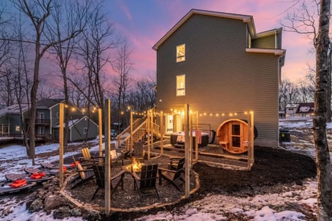 Pocono Bliss 5br Hot Tub Sauna Game Room House in Stroud Township