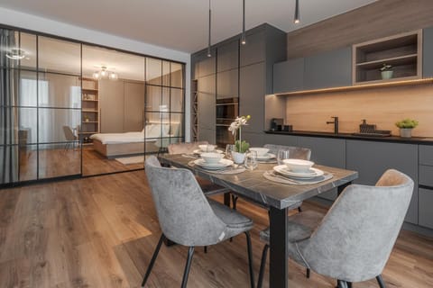 Kitchen or kitchenette, Dining area
