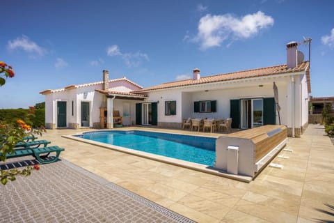 Property building, Patio, Day, Pool view, Swimming pool, sunbed