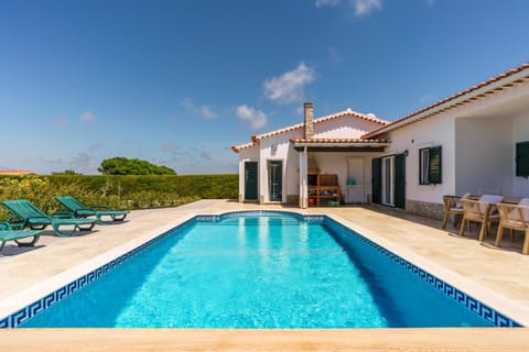 Property building, Patio, Day, Pool view, Swimming pool, sunbed