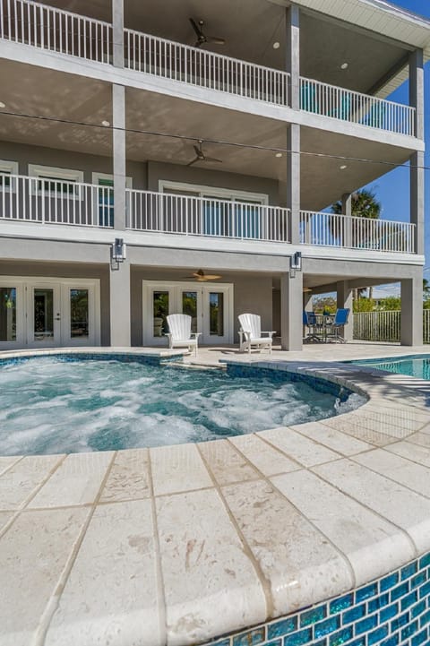 Luxury Beach Home, Gulf Access, Pool Table, Heated Pool & Spa - Summer Wind - Roelens House in Estero Island
