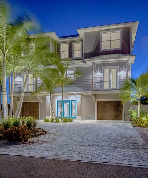 Luxury Beach Home, Gulf Access, Pool Table, Heated Pool & Spa - Summer Wind - Roelens House in Estero Island