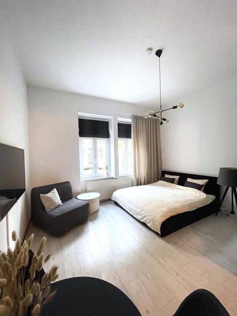 Bed, TV and multimedia, Living room, Photo of the whole room, Seating area, Dining area, Bedroom