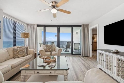 Communal lounge/ TV room, Living room, Seating area