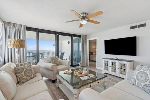 Communal lounge/ TV room, Living room, Seating area