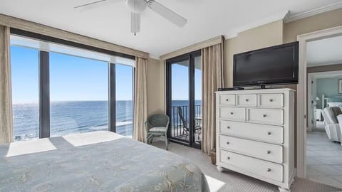 Bed, TV and multimedia, Photo of the whole room, Bedroom, Sea view, wardrobe