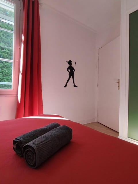 Bed, Decorative detail, Bedroom, towels