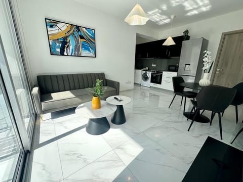 Kitchen or kitchenette, Living room, Seating area, Dining area
