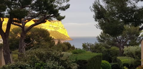 villa les nefliers vue panoramique mer Villa in Cassis