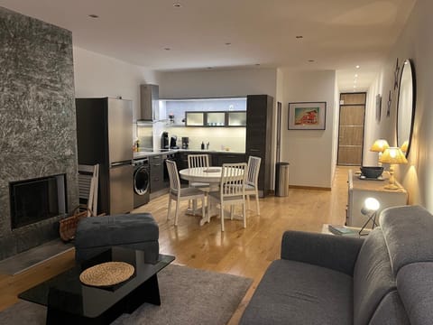 TV and multimedia, Kitchen or kitchenette, Living room, Seating area, Dining area