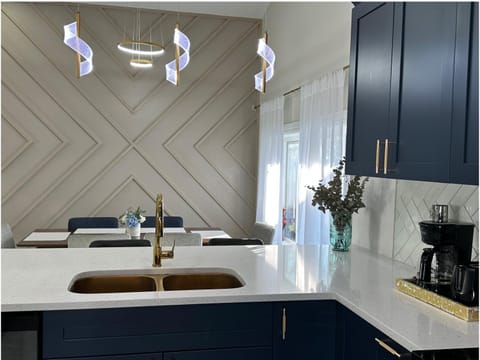 Blue Orchid Escape - 2 Bedrooms 2 Queen Beds House in Citrus Park