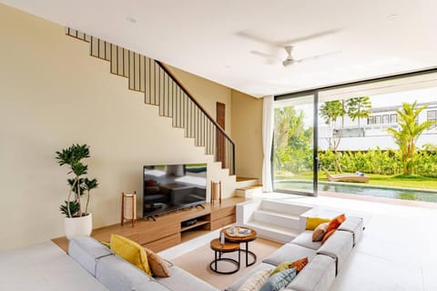 Day, TV and multimedia, Living room, Seating area, Evening entertainment, Garden view, Pool view