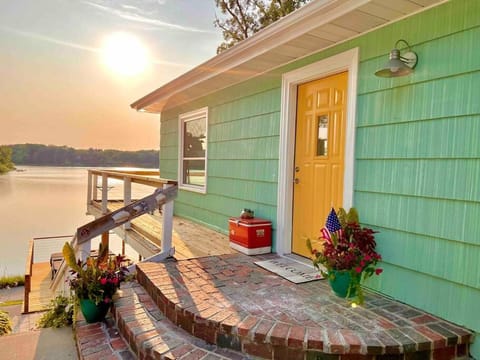 UncleLarry's Lake Place, Sleeps 10 & Hot Tub House in La Porte