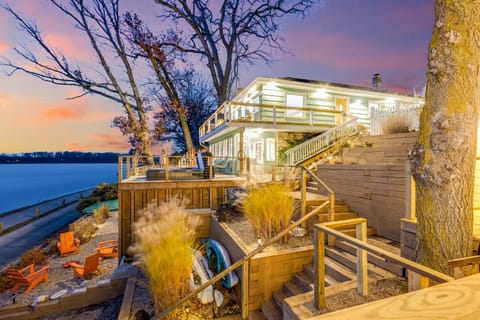 UncleLarry's Lake Place, Sleeps 10 & Hot Tub House in La Porte