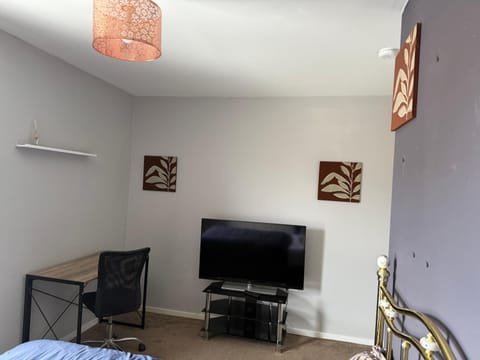 Bettys master bedroom Vacation rental in England