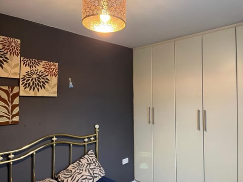 Bettys master bedroom Vacation rental in England