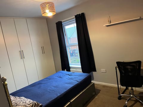 Bettys master bedroom Vacation rental in England