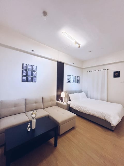 Bed, Seating area