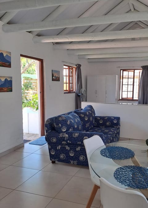 Beach Walk Cottage Apartment in Plettenberg Bay