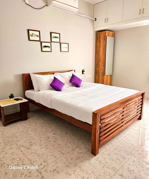 Bed, TV and multimedia, Bedroom, wardrobe, air conditioner