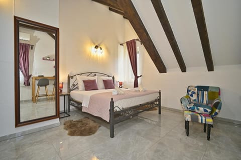 Bed, Photo of the whole room, Seating area