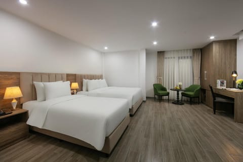 Bed, Photo of the whole room, Seating area, Bedroom