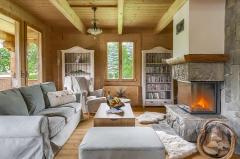Library, Living room, Seating area
