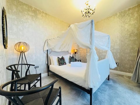 Top Floor Getaway with Cozy Canopy Bed Apartment in Edinburgh