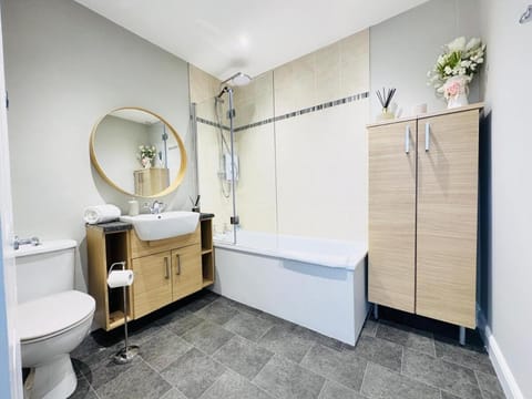 Top Floor Getaway with Cozy Canopy Bed Apartment in Edinburgh