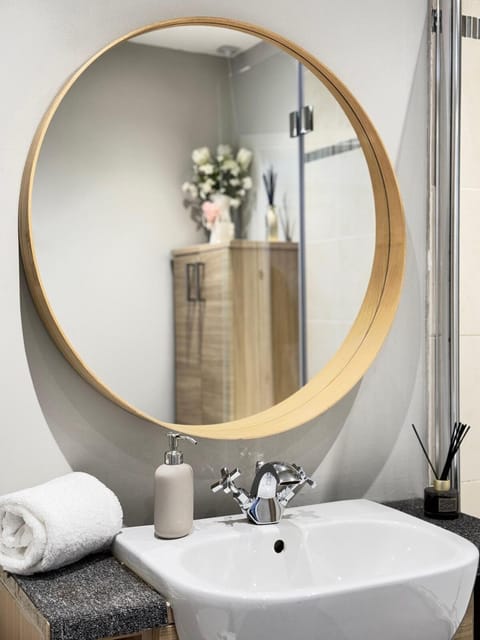 Top Floor Getaway with Cozy Canopy Bed Apartment in Edinburgh