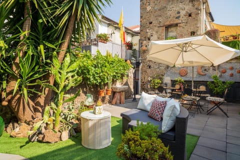 Property building, Balcony/Terrace, Living room
