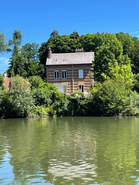 Loveroom en bords de Meuse Love hotel in Wallonia, Belgium