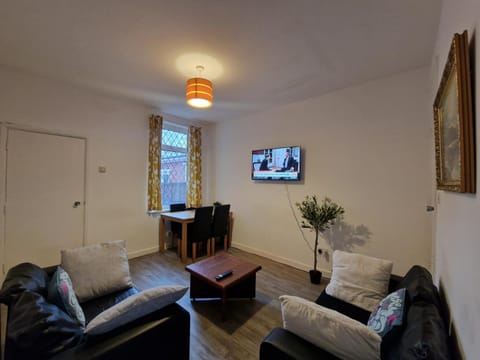 Communal lounge/ TV room, TV and multimedia, Living room, Seating area, Evening entertainment