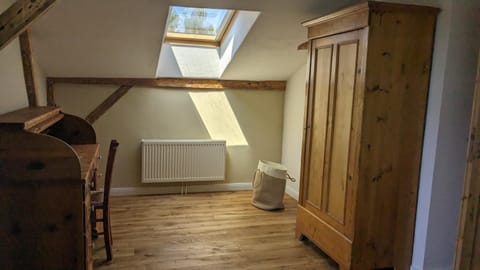 Edler Altbau, 2,80m breites Doppelbett Apartment in Ostholstein