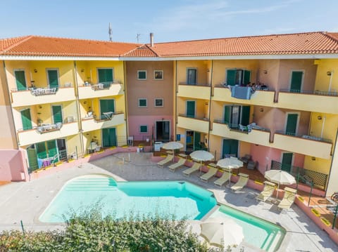Pool view, Swimming pool, sunbed