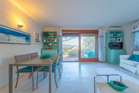 Living room, Seating area, air conditioner