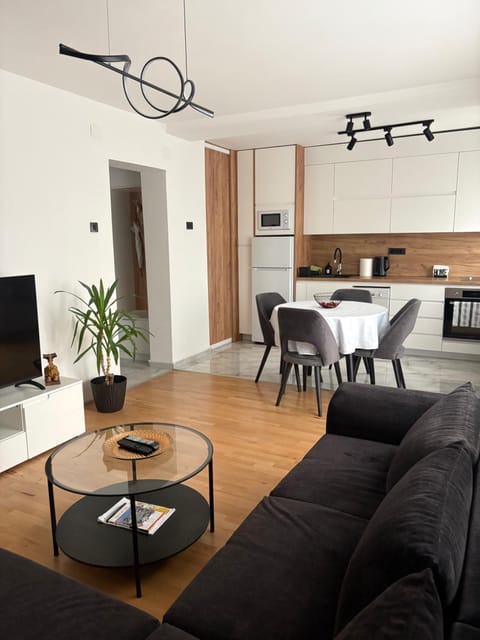 TV and multimedia, Living room, Seating area, Dining area, Evening entertainment