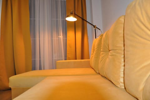 Bed, Living room, Photo of the whole room, Seating area