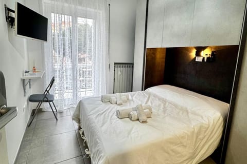 Bed, TV and multimedia, Photo of the whole room, Bedroom, towels