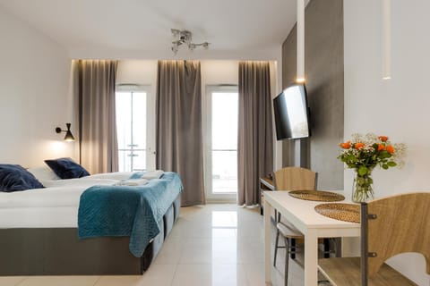 Bed, TV and multimedia, Living room