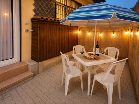 Drinks, Alcoholic drinks, Inner courtyard view
