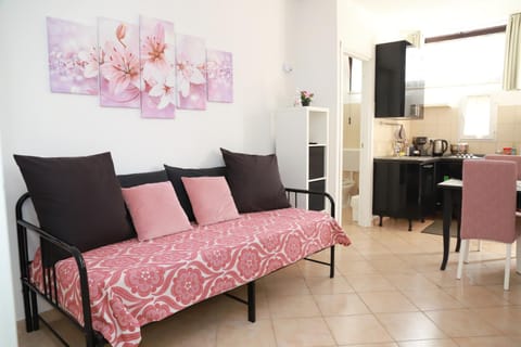 Living room, Dining area, oven